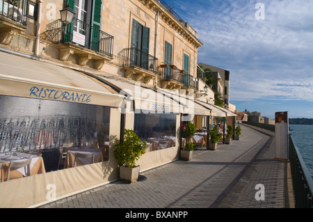 Il ristorante del lungomare Alfeo lungomare in isola di Ortigia città vecchia Siracusa Sicilia Italia Europa Foto Stock