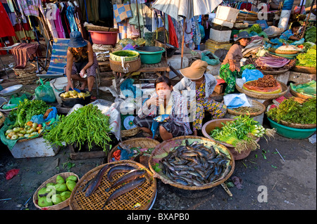 I venditori in un mercato, Phnom Penh Cambogia Foto Stock