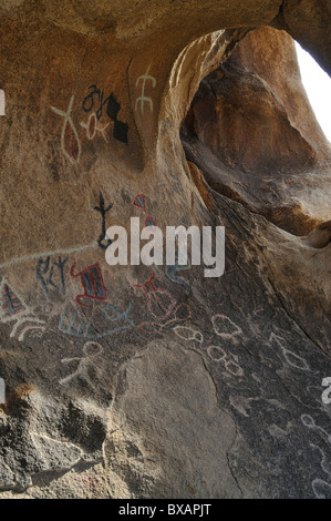 Petroglyph a Joshua Tree si trova vicino a diga Barker Foto Stock