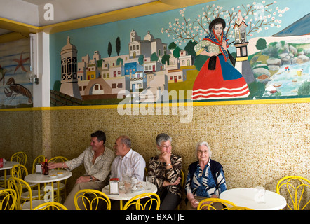 Il portoghese seduto in un bar, Fuseta, Portogallo Foto Stock