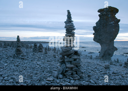 Pilastro di calcare e la pila di rocce sulla spiaggia Foto Stock