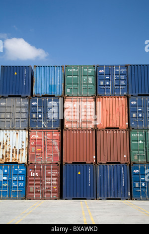 Container nel porto di Duisburg, Germania Foto Stock