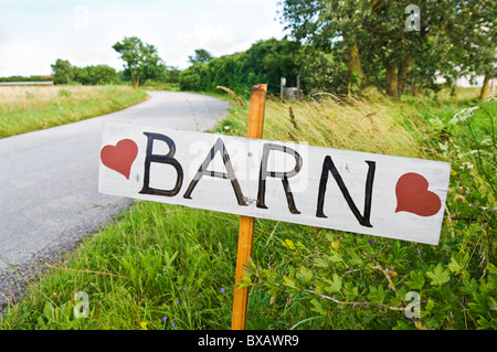 Segno con il testo granaio accanto alla strada di campagna Foto Stock