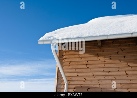 Casa in legno coperto di neve Foto Stock