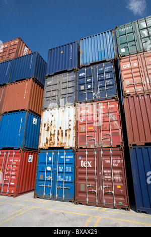 Container nel porto di Duisburg, Germania Foto Stock