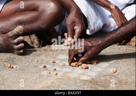 Vecchio gioco come bozze giocato con le pietre da indian uomini in un territorio rurale villaggio indiano. Andhra Pradesh, India Foto Stock