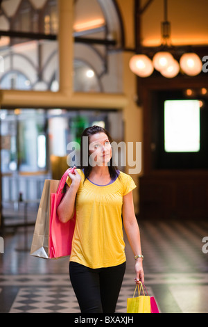 Cullavamo giovane donna shopping Foto Stock