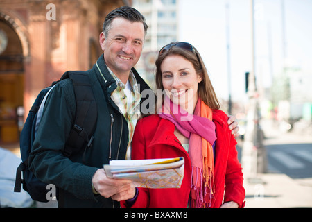 Ritratto di giovane con mappa visite turistiche in città Foto Stock