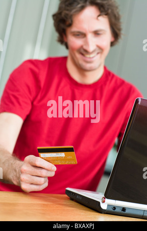 Metà di uomo adulto lo shopping online Foto Stock