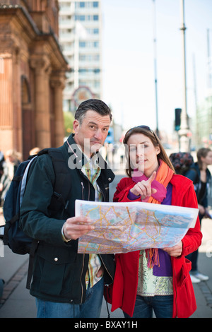 Coppia con mappa visite turistiche in città Foto Stock