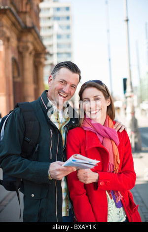 Ritratto di giovane con mappa visite turistiche in città Foto Stock