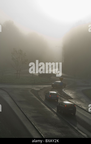 Il traffico nella nebbia mattutina Foto Stock