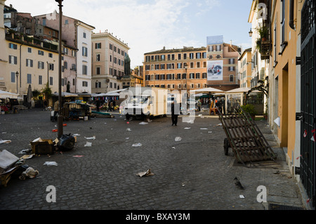 Roma, Campo dè Fiori street market chiudendo il tempo con la spazzatura e passerbies Foto Stock