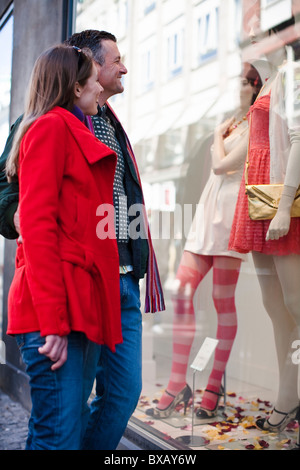 Paio di window shopping in città Foto Stock