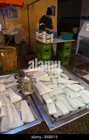 Baccala il baccalà ammollo al Mercato di mercato Ballaro Albergheria distretto centrale di Palermo Sicilia Italia Europa Foto Stock