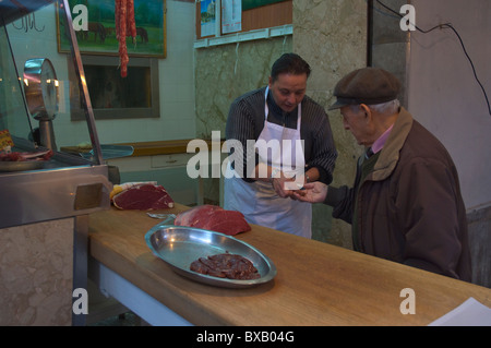 Macelleria al mercato Ballarmo centrale di Palermo Sicilia Italia Europa Foto Stock