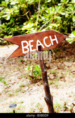 Segno di freccia con spiaggia scritto su di esso Foto Stock