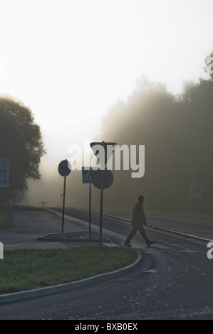 Lone pedoni di nebbia di mattina Foto Stock