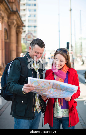 Coppia con mappa visite turistiche in città Foto Stock