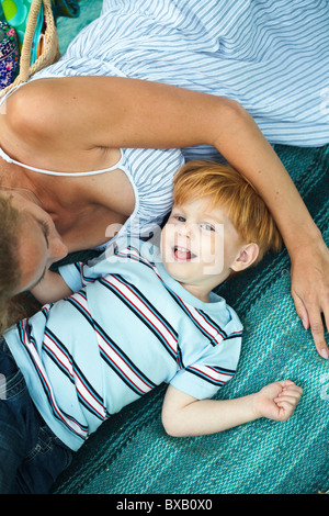 Madre e figlio giacente su una coperta Foto Stock