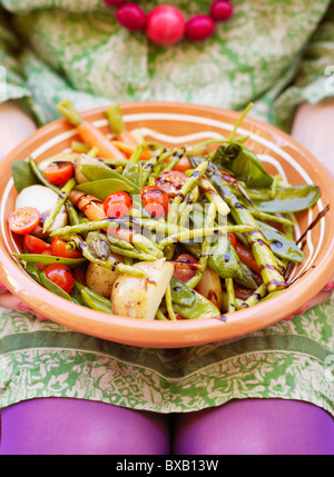 Donna che mantiene piatto di insalata di verdure Foto Stock