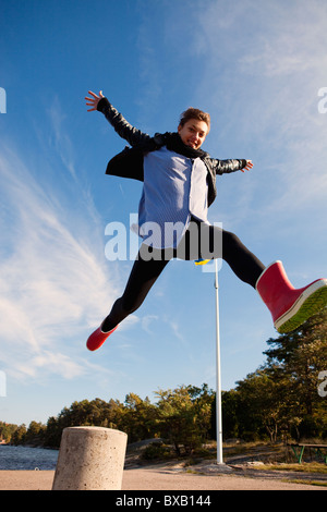 Giovane donna jumping Foto Stock