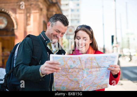 Coppia con mappa visite turistiche in città Foto Stock