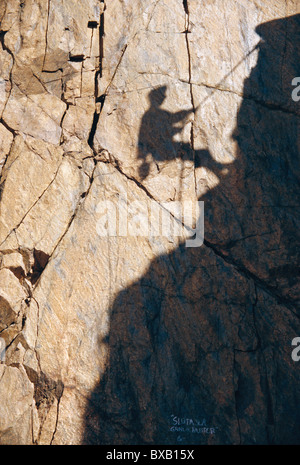 Ombra di uomo lo scorrimento verso il basso rosk Foto Stock