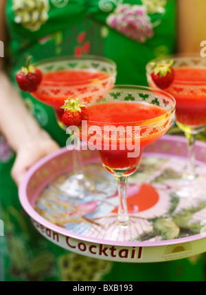 Close-up di persona a vaschetta di contenimento della bevanda di fragola Foto Stock