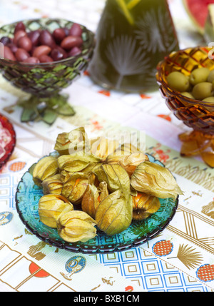 Physalis e olive su tavola Foto Stock