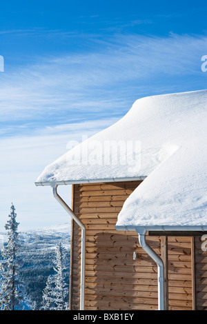 Casa in legno coperto di neve Foto Stock