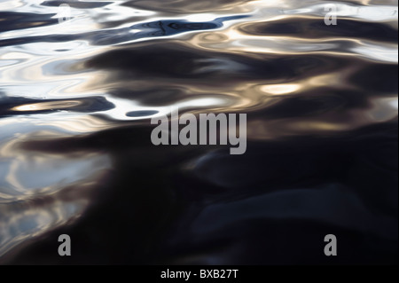 Superficie di acqua con riflessioni di Sun Foto Stock