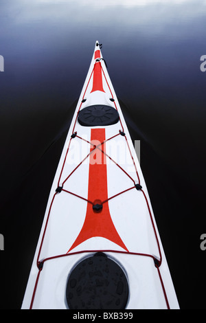 Kayak galleggiante sull'acqua Foto Stock