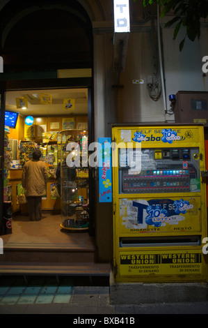 Distributore automatico di sigarette macchina fuori un angolo shop centrale città di Messina Sicilia Italia Europa Foto Stock