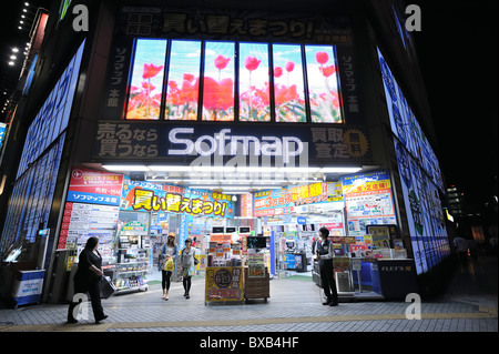 Fortemente illuminata entrata a un electronic department store di Akihabara di notte, Tokyo, Giappone Foto Stock