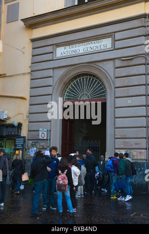 Gli studenti in piedi al di fuori della palestra high school Piazza del Gesu Nuovo centro di Napoli Campania Italia Europa Foto Stock