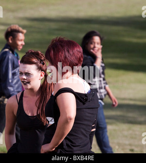 Ragazza street ballerini back stage presso il 2010 Suffolk orgoglio di Ipswich Foto Stock