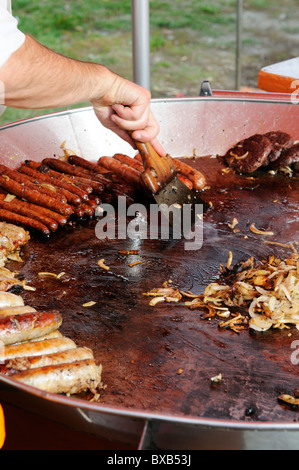 Foto di stock di prodotti alimentari in vendita sulle bancarelle del mercato al Les Herolles mercato degli agricoltori nella regione Limousin Francia. Foto Stock