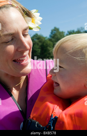 Madre figlia portante, sorridente Foto Stock