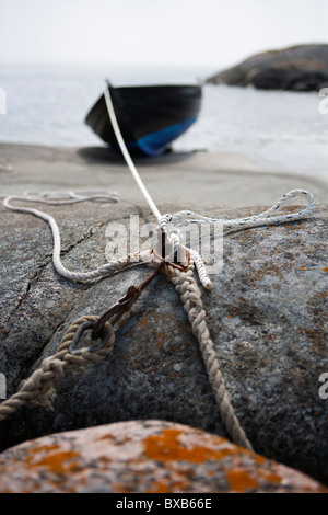 Piccola barca ormeggiata sulla costa Foto Stock