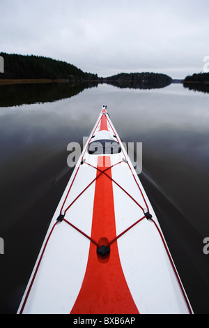 Kayak galleggiante sull'acqua Foto Stock