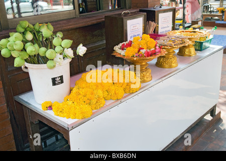 Fiore all altare buddista Foto Stock