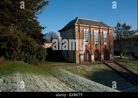 La biblioteca, con l'Orangery in background, Stevenstone, vicino grande Torrington, Devon, Inghilterra, Regno Unito Foto Stock