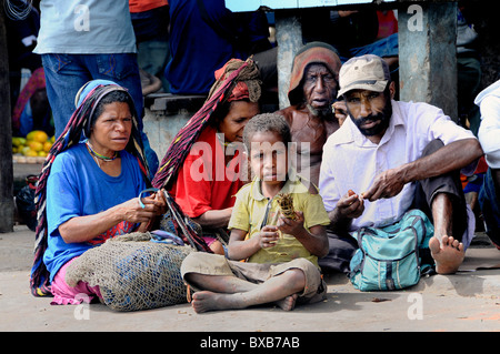 Danis seduta sul mercato di Wamena, Il Baliem Valley, Papua Occidentale, ex Irian Jaya, Indonesia, sud-est asiatico Foto Stock