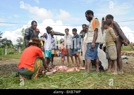 Il razionamento di carne sul mercato di Wamena, Il Baliem Valley, Papua Occidentale, ex Irian Jaya, isola di Papua Nuova Guinea, Indonesia Foto Stock