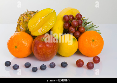 Ananas, mela, clementine, limoni, Star Fruit, mirtilli e uva rossa Foto Stock