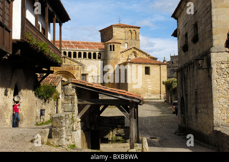 Collegiata romanica chiesa, Santillana del Mar Cantabria, SPAGNA Foto Stock