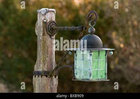 Una vecchia strada interessante lampada nel villaggio Costwold di Stanton in Gloucestershire, Inghilterra Foto Stock