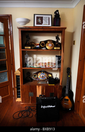 Cabinet trofeo in casa del campione di boxe Joe Calzaghe vicino a Blackwood, South Wales UK 2008 Foto Stock