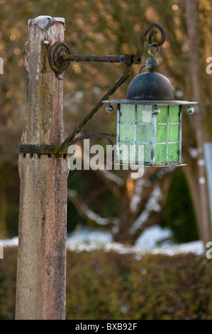 Una vecchia strada interessante lampada nel villaggio Costwold di Stanton in Gloucestershire, Inghilterra Foto Stock